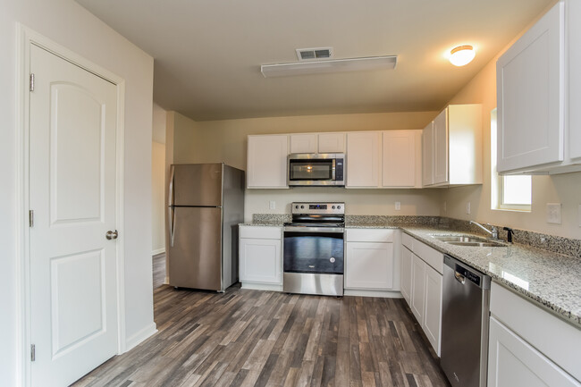 Foto del edificio - 4037 Lake Russell Dr