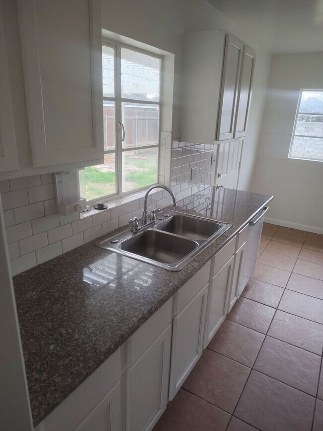 Building Photo - 3 Bedroom 1 Bathroom Home in Benton Park Available!