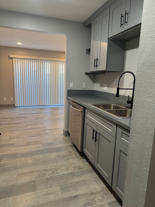 Foto del edificio - 7445 Laurelgrove Ave