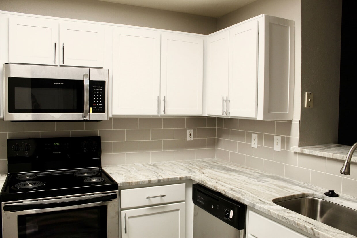 Primary Photo - Plaza At River Oaks