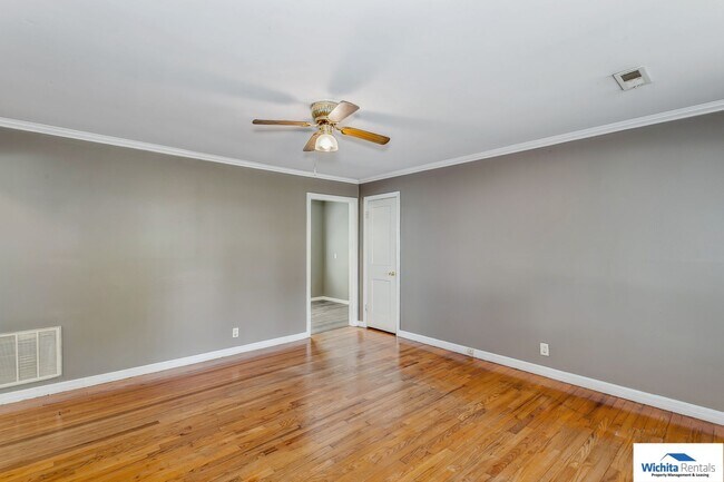 Foto del edificio - 2 bedroom 1 bath - SE Wichita