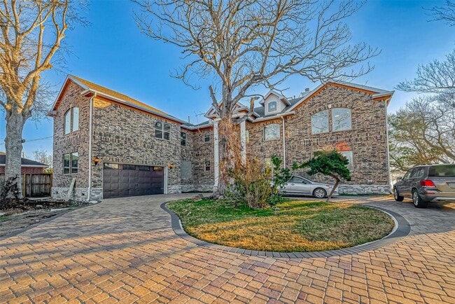 Building Photo - 2011 Crescent Dr