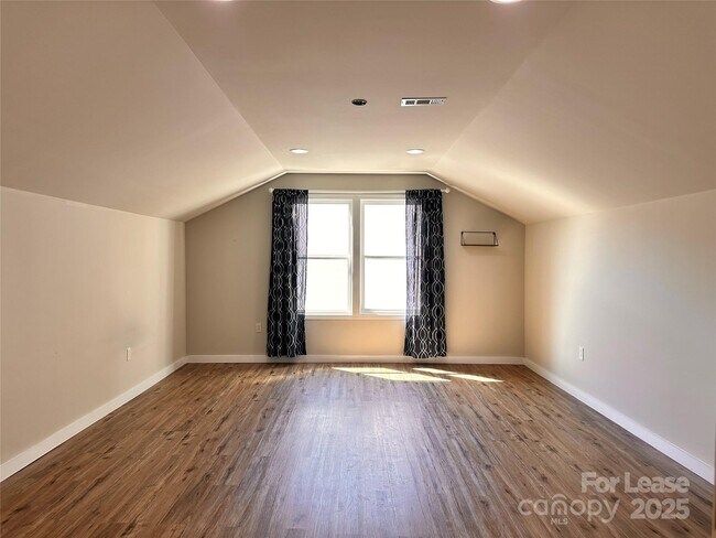Building Photo - 5125 Saddleback Dr