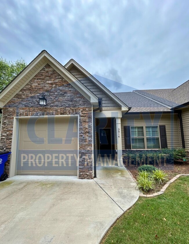 Primary Photo - Spacious 2 Bed / 2 Bath Townhome with Vaul...
