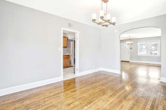 Dining Room - 700 N Augusta Ave