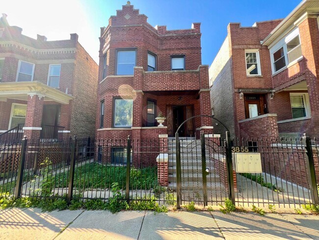 Foto del edificio - 3855 W Wrightwood Ave
