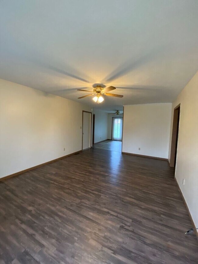 Foto del edificio - 3 Bdrm Duplex - Country Walk Estates. Pets Welcome!