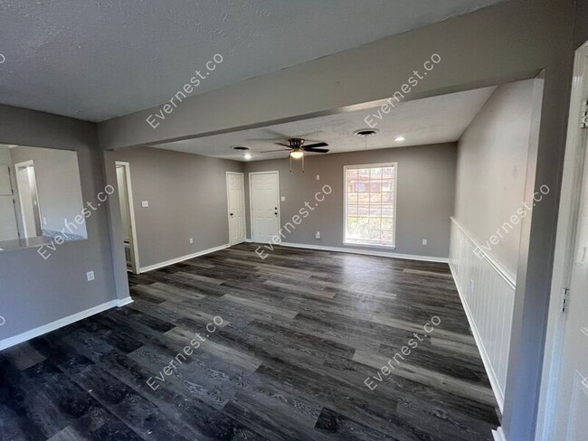 Building Photo - 3049 Bienville Dr