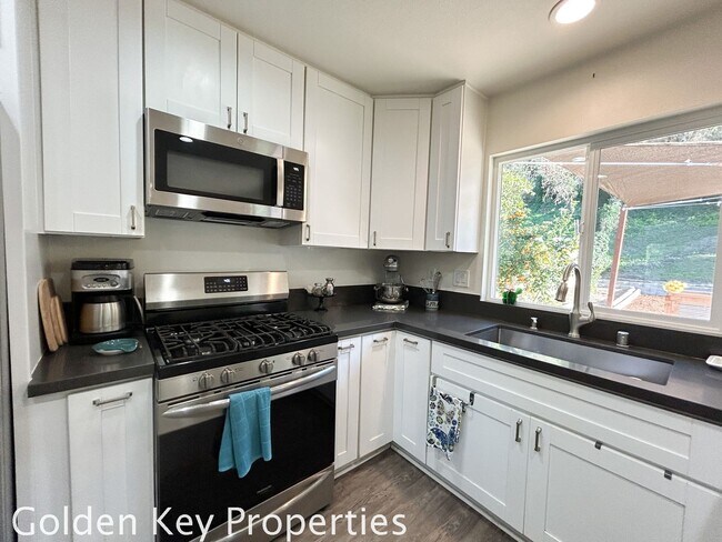 Building Photo - Beautiful move-in ready home in Guajome Park Estates!