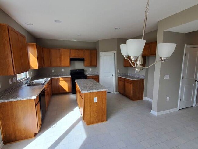 Foto del edificio - BRAND NEW & BEAUTIFUL 4 BEDROOM 2.5 BATH H...