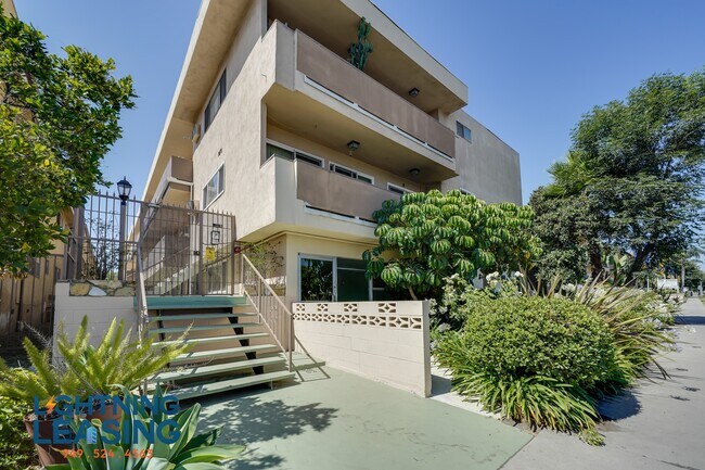 Foto del edificio - 17348 Burbank Blvd