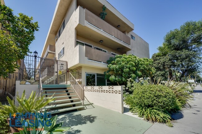 Building Photo - 17348 Burbank Blvd