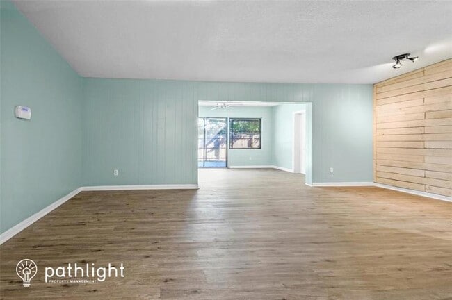 Building Photo - 115 N Lakewood Cir