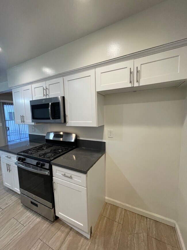 Building Photo - 1421 College View Dr