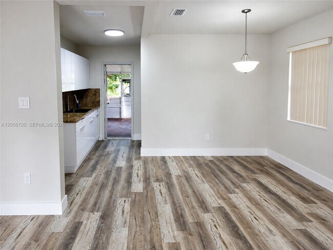 Foto del edificio - 740 NW 130th St