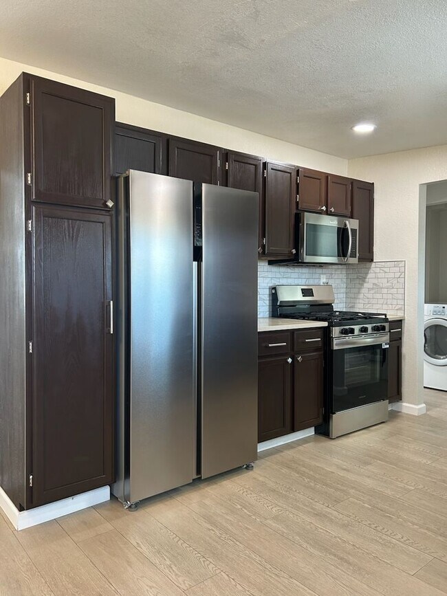 Foto del edificio - PLEASE CONTACT VAUGHN REALTY TO SET UP AN APPOINTMENT (760)446-6561