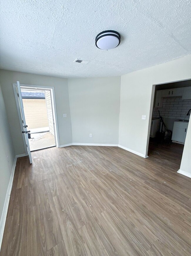 Building Photo - 823 Bassett Ave