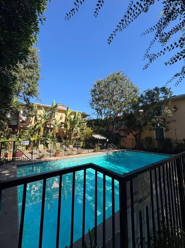 Building Photo - Hayworth Courtyard Apartments – West Holly...