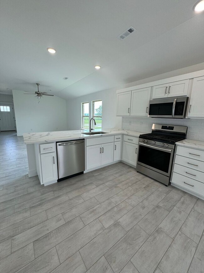 Building Photo - Spacious 4-Bedroom Home – Your Family’s Ne...