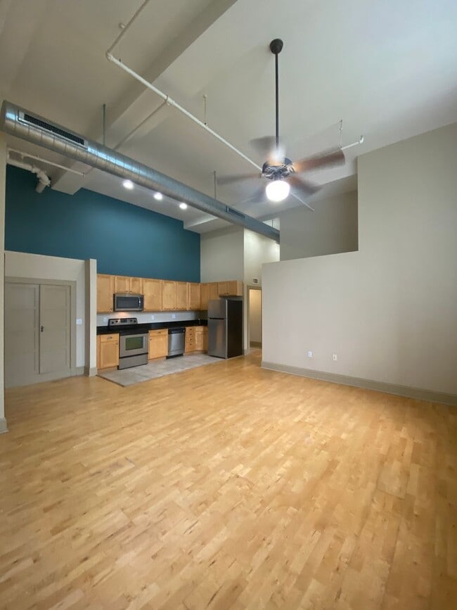 Foto del edificio - Renovated 2 Bed 1 Bath Apartment with W/D!