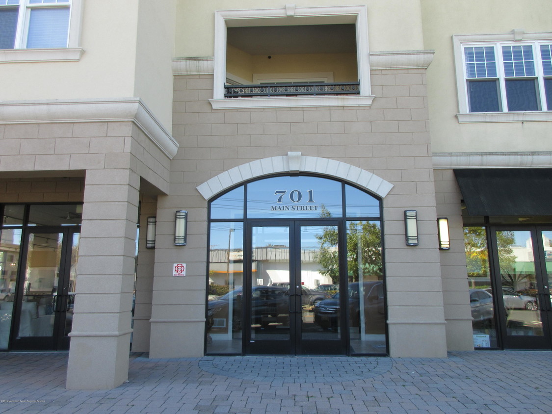 Primary Photo - 701 Main St