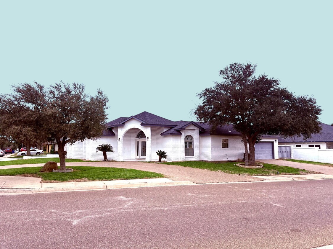 Primary Photo - 1801 Lemonwood Dr