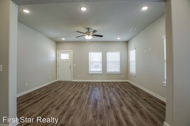Building Photo - 4 br, 3.5 bath House - 652 N Salem Rd