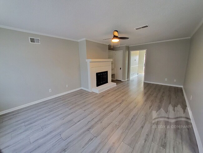 Foto del edificio - 5991 Lofty Oak Rd