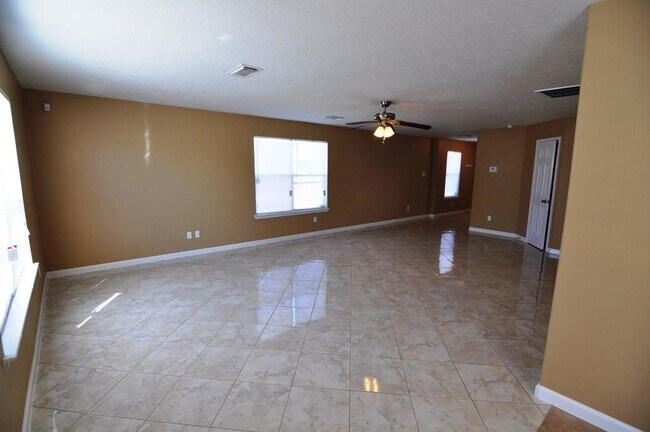 Foto del edificio - 21935 Hemlock Park Dr