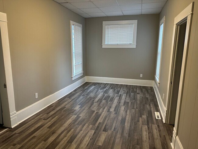 Building Photo - Newly Remodeled! 2bed 1bath