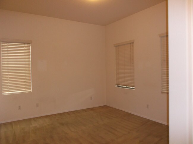 Foto del edificio - 8214 W Florence Ave