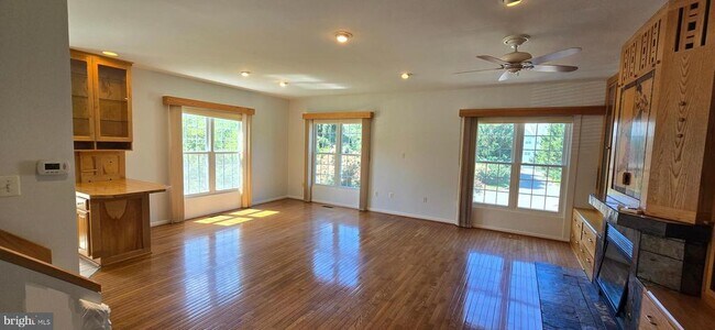 Foto del edificio - 2545 Logan Wood Dr