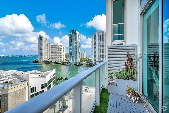 Building Photo - 300 S Biscayne Blvd