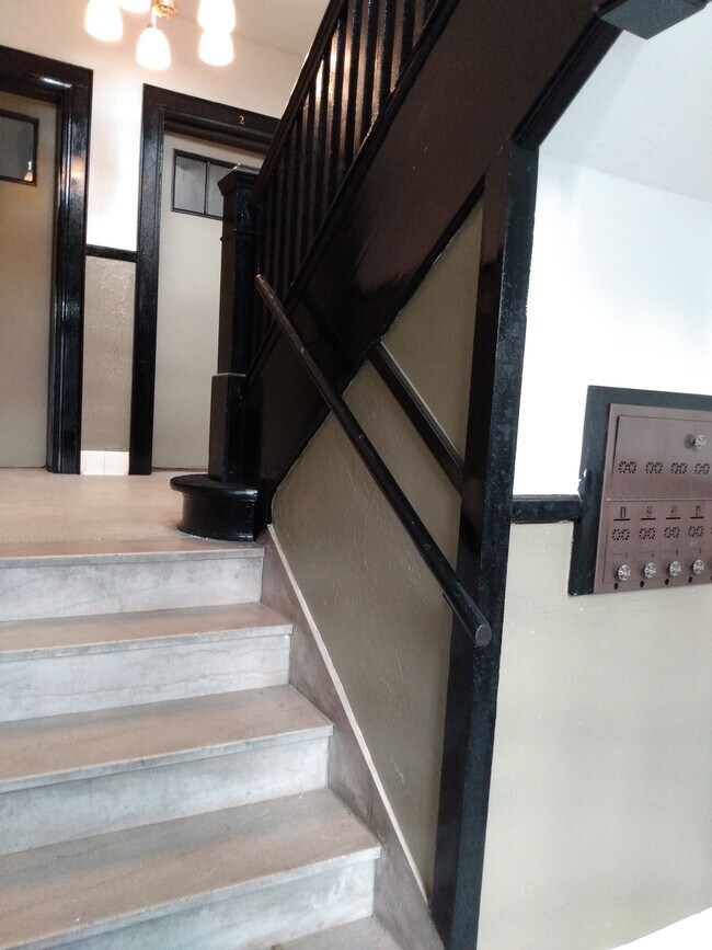 Entrada - 1632 Virginia St E