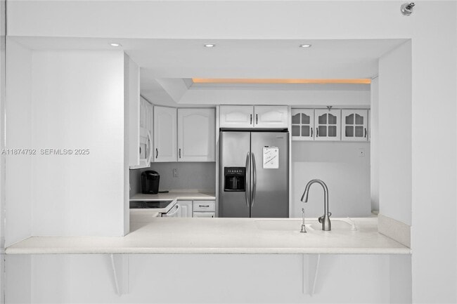 Building Photo - 520 Brickell Key Dr