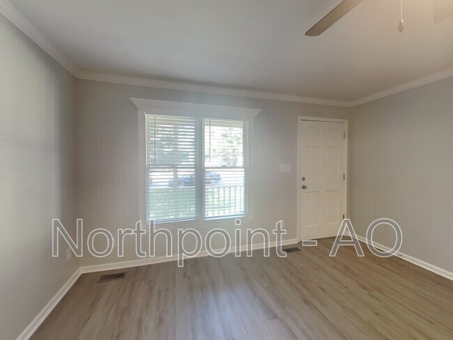 Building Photo - 202 Valley Ct