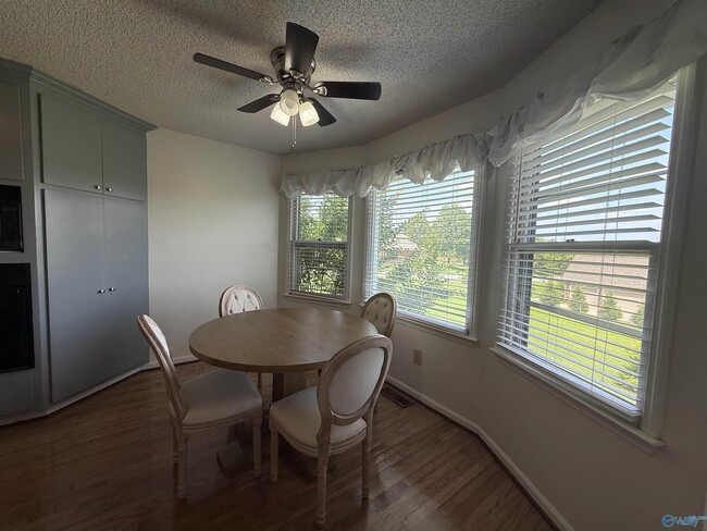 Building Photo - 122 Mykeys Way