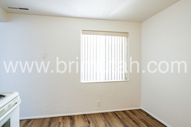 Building Photo - 2241 E Laney Ave