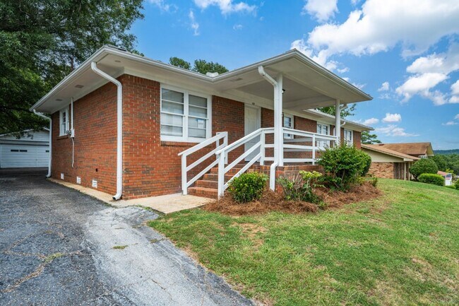 Foto del edificio - THIS ONE WON’T LAST — MUST-SEE HOME ON AN AMAZING STREET IN BESSEMER