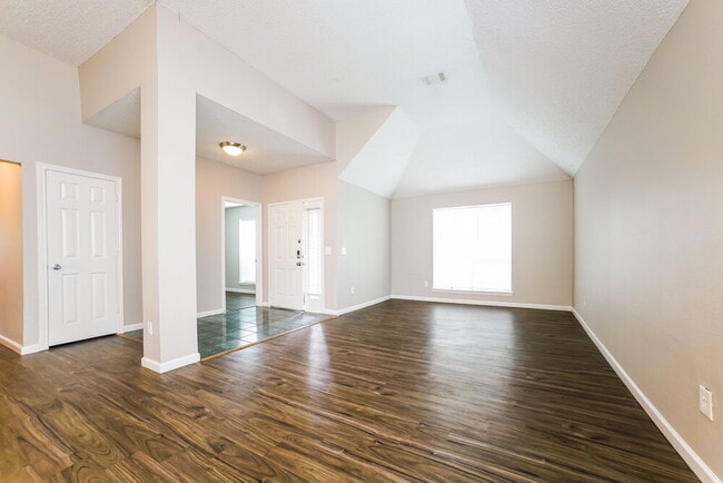 Building Photo - 1638 Rushworth Dr