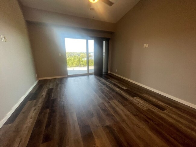 Building Photo - Lake View 1 Bedroom 1 Bath