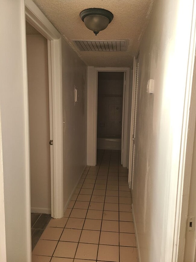Foto del edificio - 3 Bedroom Condo, close to airport & shoppi...