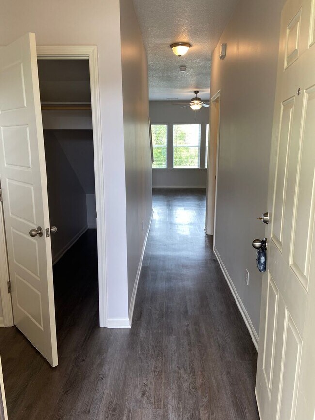 Foto del edificio - *Pre-leasing* Three Bedroom | Two and a Ha...