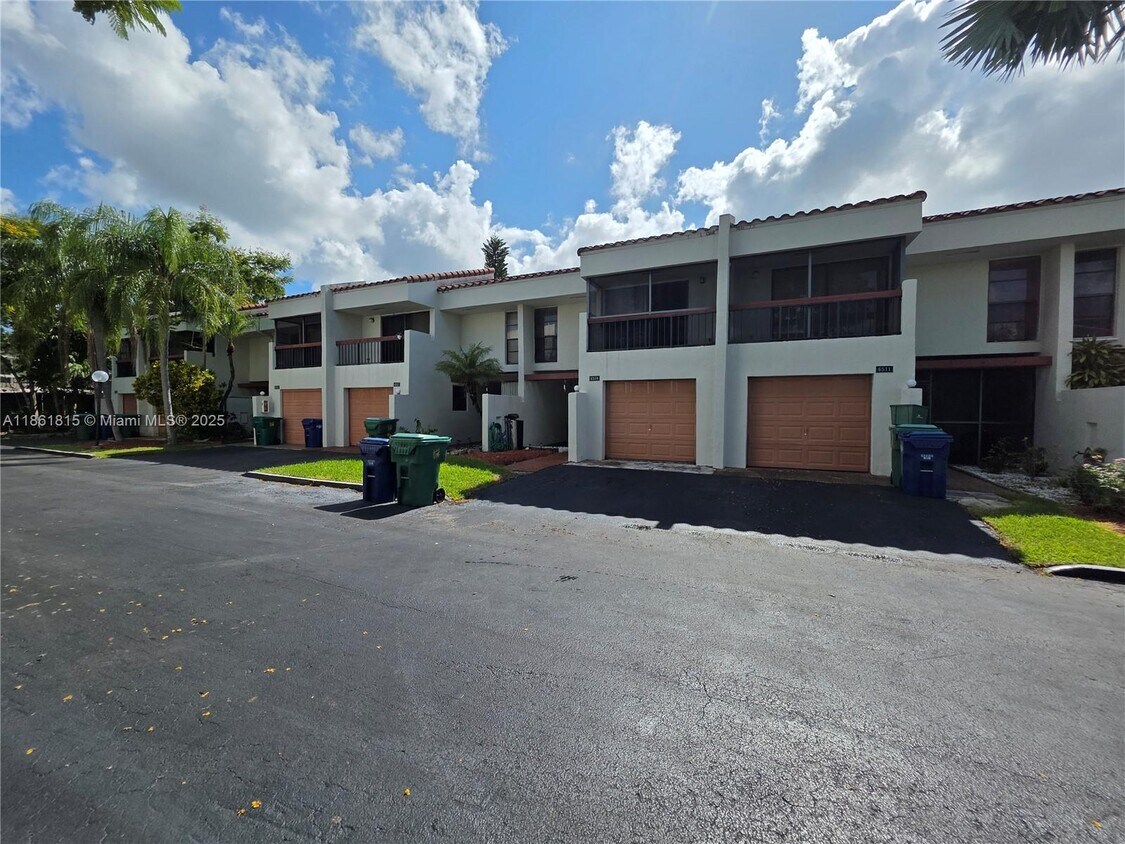 Foto principal - 6509 Racquet Club Dr