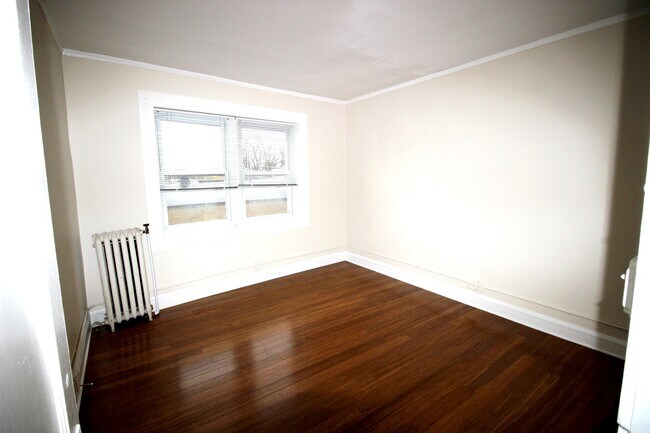 Building Photo - 530 S york St
