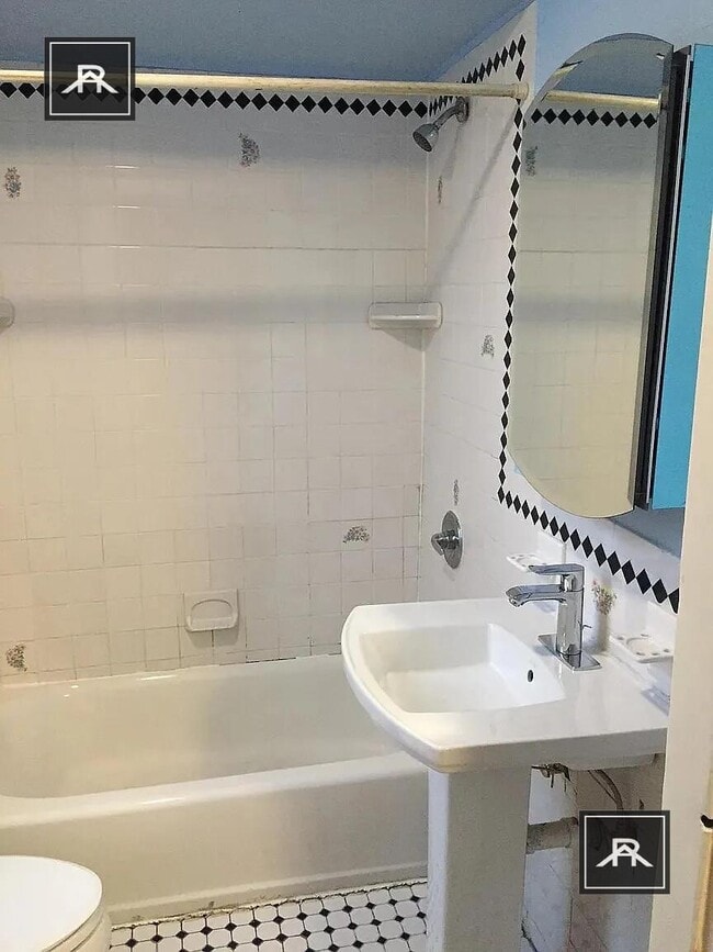 Photo - 5 bedroom in Waltham MA 02453 Apartment