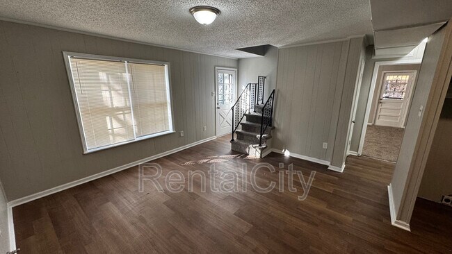Building Photo - 206 Lake Dr
