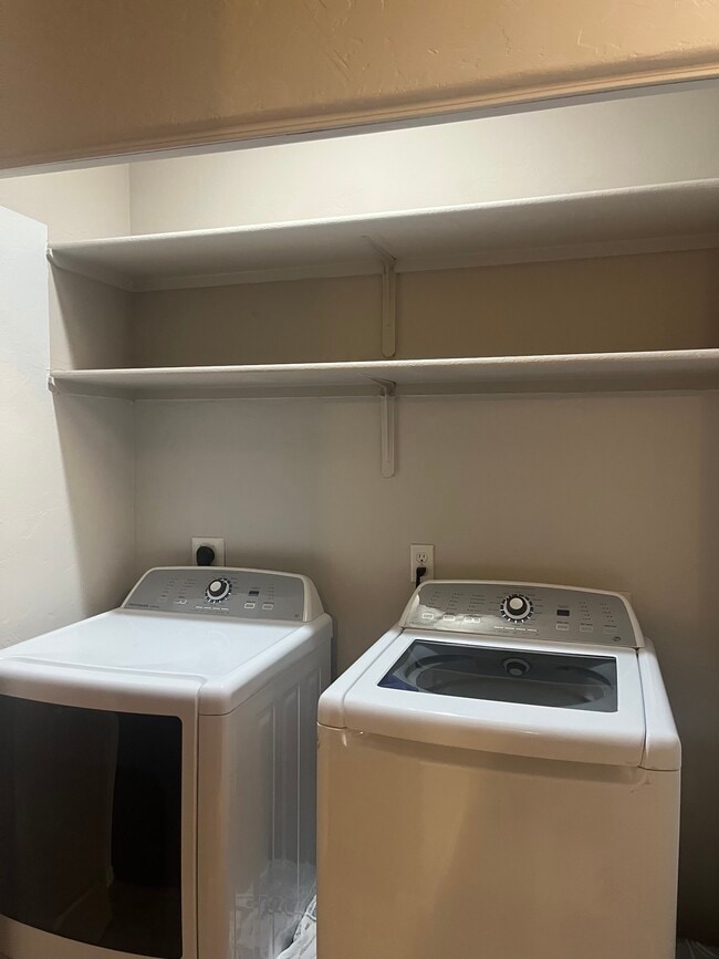 Building Photo - 2550 E River Rd