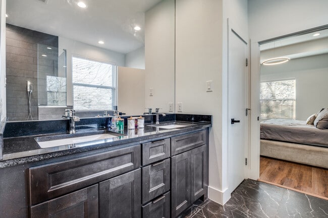 Foto del edificio - 324 S Main St