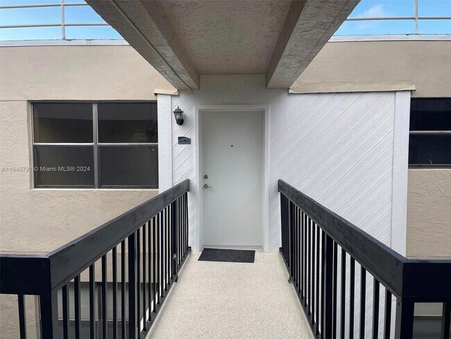 Foto del edificio - 605 Ives Dairy Rd